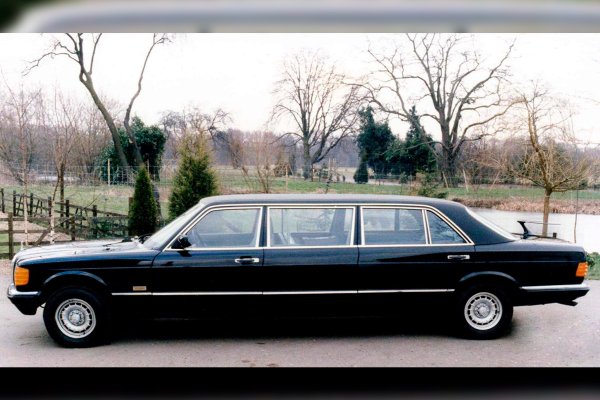 Разбира се, Jankel Group не заобиколя любимия на много силни хора на този свят Mercedes S-Class. Британците особено харесват серията W126. Например има версии с увеличено междуосие и C-колони, удължени с 35 см.

В кабината между предния и задния ред е монтиран панел, на който има телевизор, видеорекордер и аудио система. Има и две маси и хладилник, а в багажника - допълнителен климатик. Има и S-Class Pullman от Робърт Янкел, който е с широка вложка в центъра на каросерията, допълнителни седалки в кабината и кожена тапицерия Connolly.